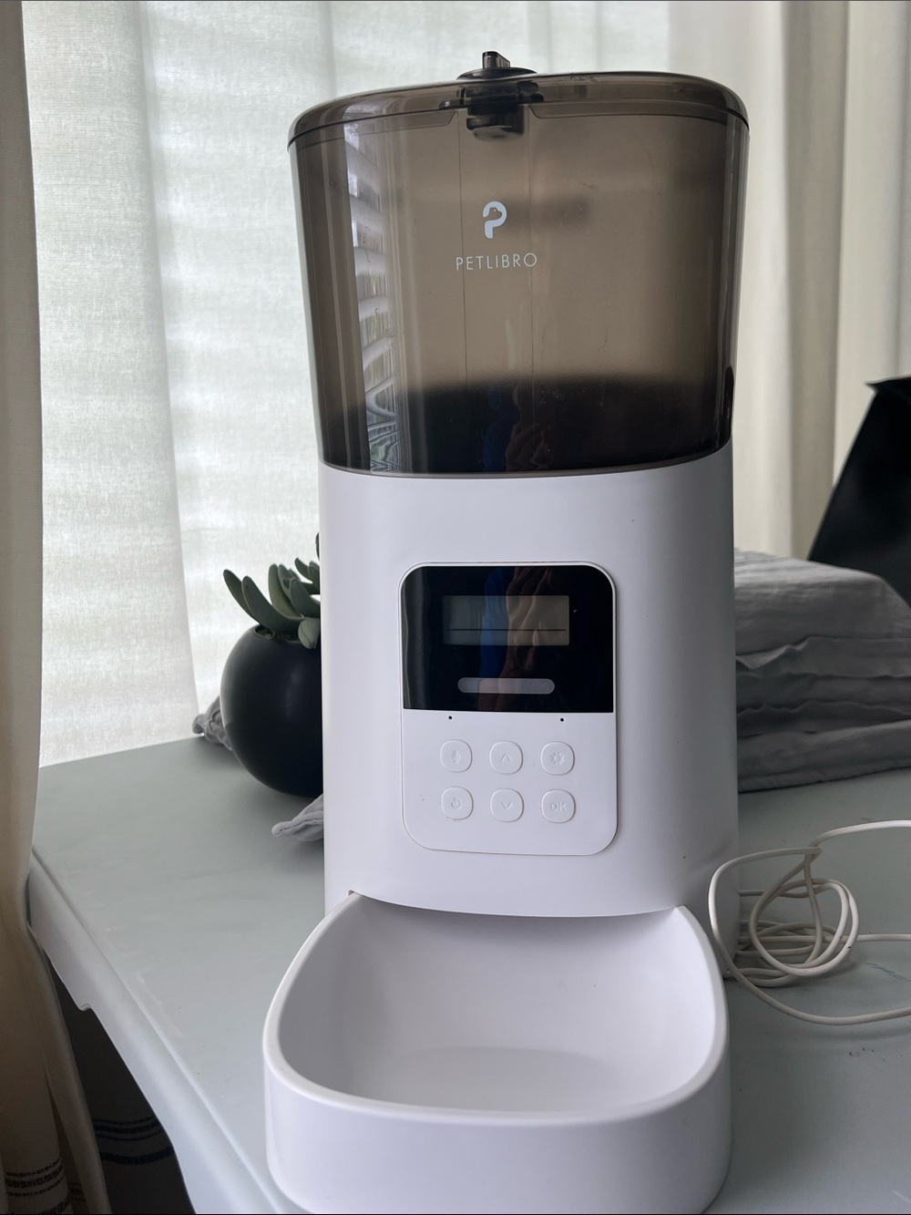 White & Smoke Automatic Cat Feeder